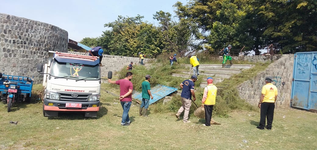 PEMANGKASAN RUMPUT SEKITARAN STADION 45 KAB KARANGANYAR